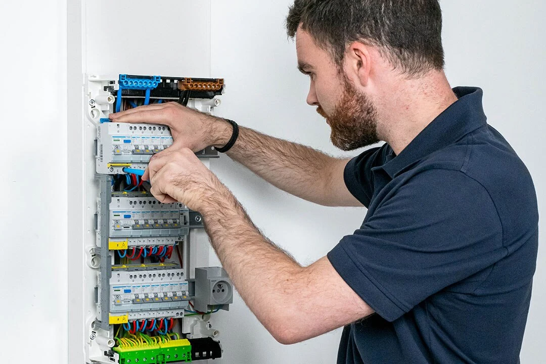 Elektromonteur aan een verdeelkast — illustratiefoto