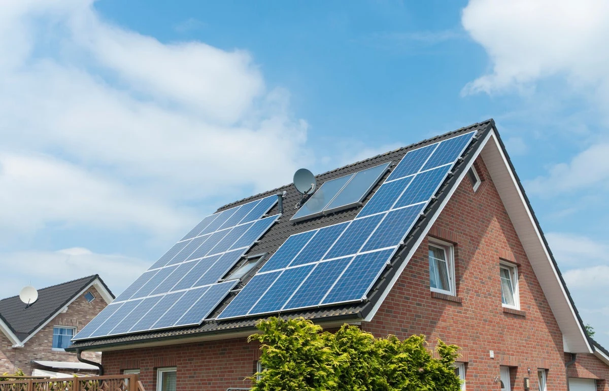 Zonnepanelen op een woning — illustratiefoto